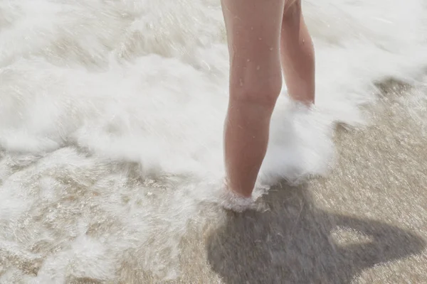 Nogi Dziewczyny Wybrzeżu Słoneczny Letni Dzień Vera Hiszpania — Zdjęcie stockowe