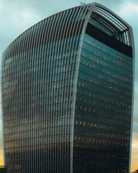 Egy Függőleges Felvétel Egy Modern Üvegépületről Felhős Égbolttal Szemben — Stock Fotó