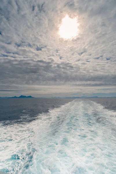 Tiro Vertical Belo Mar Azul Perto Ilha Lofoten Noruega — Fotografia de Stock