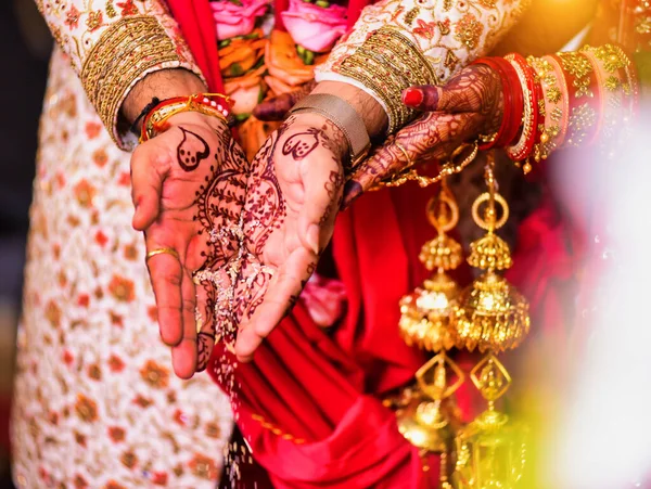 Detailní Záběr Rukou Tetováním Hennou Během Indického Tradičního Svatebního Obřadu — Stock fotografie
