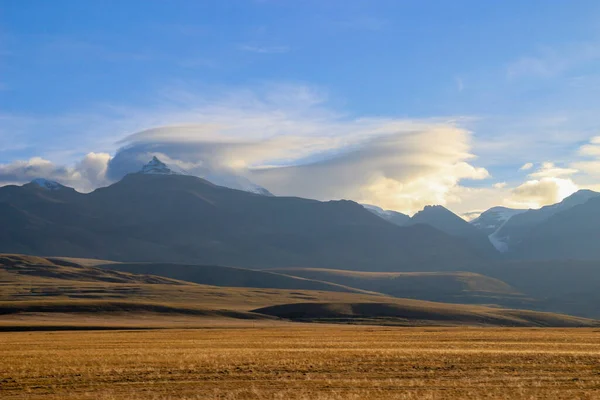 Kaunis Näkymä Niityille Alla Shishapangma Vuori — kuvapankkivalokuva