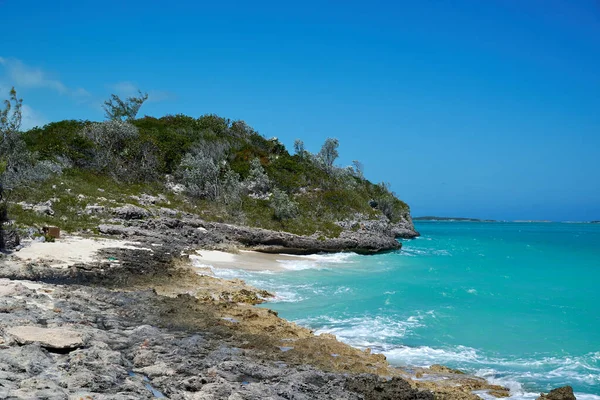 Eine Malerische Aufnahme Eines Felsigen Ufers Mit Klarem Blauem Wasser — Stockfoto