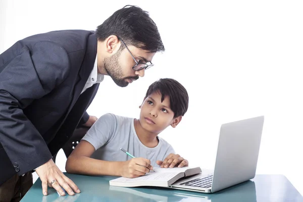 Knappe Vader Helpen Zoon Zijn Studeerkamer Voor Een Laptop Boeken — Stockfoto