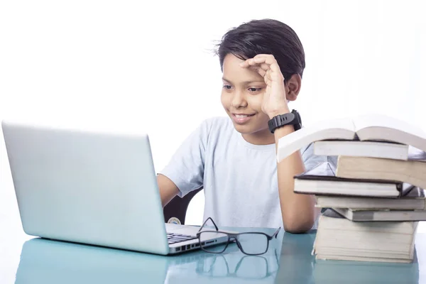 Lächelndes Kind Mit Laptop Technologie Für Online Studium Mit Büchern — Stockfoto
