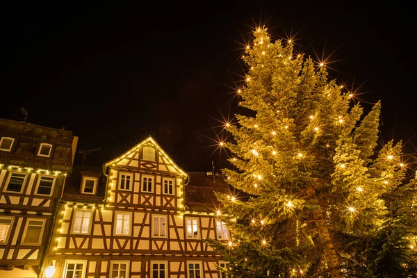 Grande Albero Natale Con Luci Una Casa Graticcio Schorndorf Germania — Foto Stock
