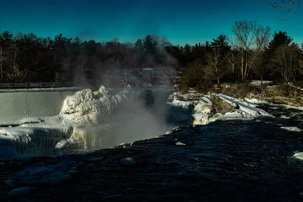 Ormanda Eriyen Karlarla Çevrili Güzel Bir Kış Nehri Görüntüsü — Stok fotoğraf