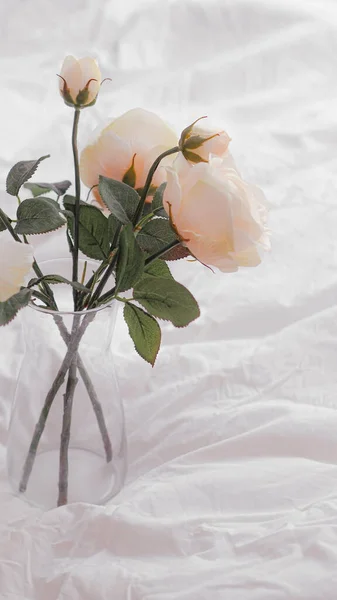Pionowy Strzał Różowych Róż Wazonie — Zdjęcie stockowe
