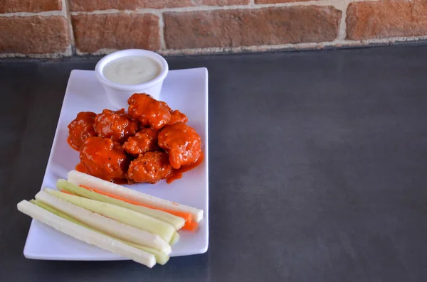 Gros Plan Ailes Poulet Buffle Avec Des Bâtonnets Légumes Sauce — Photo