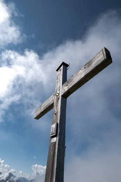 Eine Flache Aufnahme Eines Alten Holzkreuzes Vor Einem Bewölkten Himmel — Stockfoto