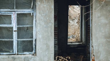 Gündüzleri ormanda terk edilmiş eski bir bina.