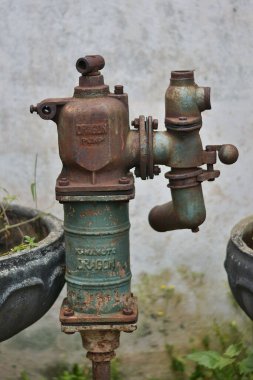 Bandung, Endonezya 'da eski paslı bir su pompasının dikey yakın çekimi