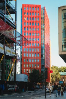 Londra, İngiltere 'deki kırmızı Central Saint Giles binasının dikey görüntüsü.