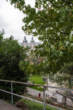 Saint Gallen, İsviçre 'deki tarihi binanın dikey güzel bir görüntüsü.