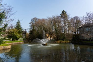 Lyons, Celbridge, Kildare, İrlanda 'daki Cliff - 9 Nisan 2022. Kildare 'deki Lyons Otel ve Barı' ndaki Cliff 'te çok güzel bir çeşme.