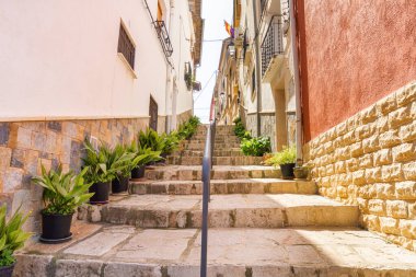 İki binanın ortasındaki dar tuğla merdivenler.