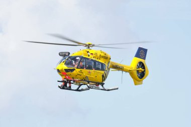 ADAC kurtarma helikopteri Kuzey Denizi kıyısında bir tatbikat için havada süzülüyor.