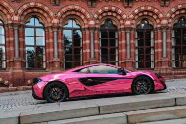 Güneşli bir günde, Londra 'nın arabaları