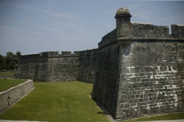 Tarihi Castillo San Marcos St. Augustine. Florida 'da mavi gökyüzünün altında.
