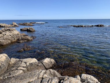 Mavi okyanusun mavi gökyüzü arka planında gündüz manzarası