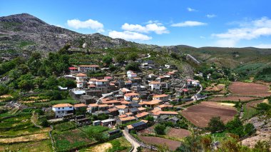 Portekiz, Arouca 'da bir tepedeki köyün hava görüntüsü.