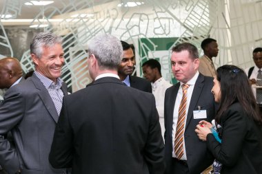 Johannesburg 'daki bir konferansta iş dünyasından insanlar bir araya geliyor.