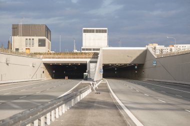 Sabah büyük bir yol tüneli.