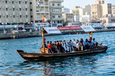Birçok turist Dubai Deresi, BAE 'den bir tekneyle geçiyor.