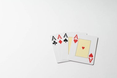 Beyaz arkaplanda izole edilmiş dört as kartının üst görünümü