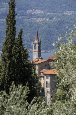 Valsolda 'nın banliyösündeki S. Mamette Kilisesi' nin dikey çekimi. Varenna: İtalya 'daki Como Gölü