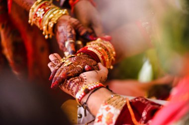 Geleneksel Hint düğün töreni sırasında kına dövmeli ellerin yakın çekimi, Kanadan ritüeli
