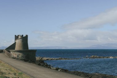 Mavi denizin arka planına karşı kıyıdaki taş bakış açısı..