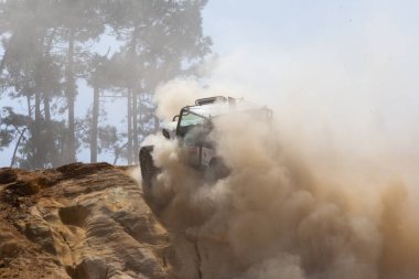 Portekiz Ulusal Arazi Şampiyonası 2017 'de çamurla kaplı bir off-road yarış arabası.