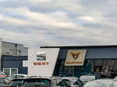 Neuwied, Almanya - 24 Kasım 2021: SEAT ve CUPRA logoları önlerinde arabaları olan yerel araba satıcısının cephesinde