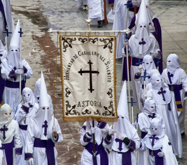 İspanya, Astorga 'daki Kutsal Hafta Geçit Töreni' nde halka açık bir yürüyüş.