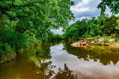 Oklahoma 'daki parkta sakin bir nehir manzarası.