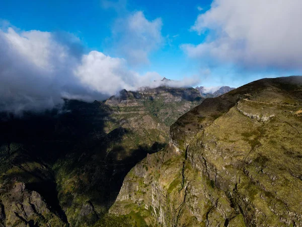 Malowniczy Krajobraz Gór Chmurami Nad Nimi — Zdjęcie stockowe