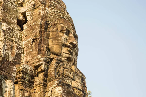 Снимок Статуи Низкого Угла Храме Ангкор Ват Камбодже — стоковое фото