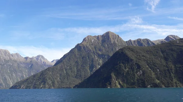 山や湖との美しい風景 ニュージーランドのミルフォードサウンド — ストック写真