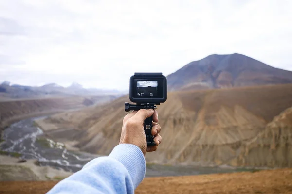 Una Persona Che Tiene Una Macchina Fotografica Mano Scattando Una — Foto Stock