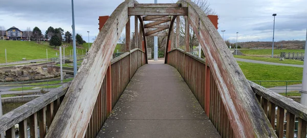 Uma Vista Panorâmica Uma Ponte Madeira Contra Uma Paisagem Coberta — Fotografia de Stock