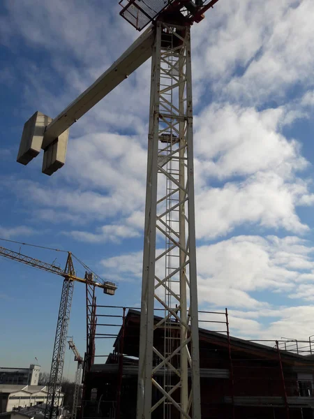 Una Toma Vertical Grúas Torre Sitio Construcción Sobre Cielo Azul — Foto de Stock