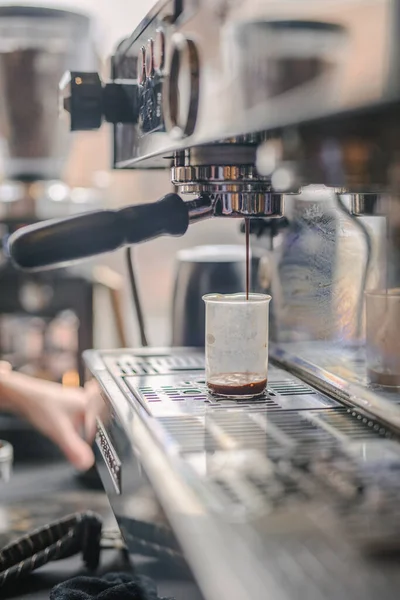 Vertical Closeup Coffee Machine Pouring Espresso Cup — Stock Photo, Image