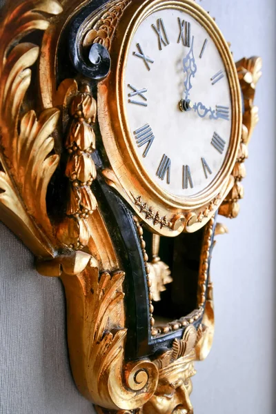ユニークなヴィンテージゴールドの時計の垂直閉鎖 選択されたフォーカス — ストック写真
