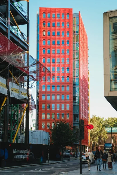 Vertikální Snímek Červené Budovy Central Saint Giles Londýně Velká Británie — Stock fotografie