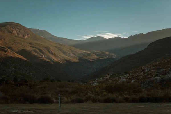 Uma Vista Fascinante Uma Bela Paisagem Montanhosa — Fotografia de Stock