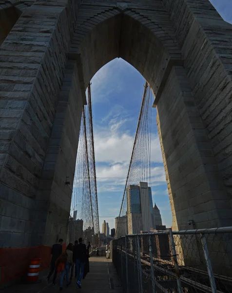 Ángulo Bajo Gente Caminando Por Puente Brooklyn Ciudad Nueva York — Foto de Stock