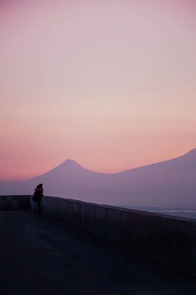 Vertical Shot Couple Hugging Background Mountains Sunset — Stock Photo, Image