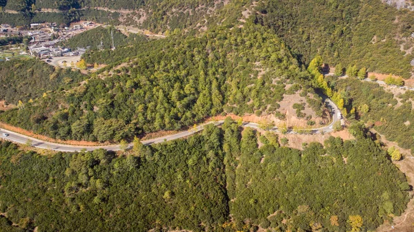 Eine Drohne Schoss Einem Sonnigen Tag Eine Kurvenreiche Straße Inmitten — Stockfoto