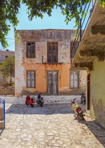 Eine Vertikale Aufnahme Einer Griechischen Straße Mit Alten Gebäuden — Stockfoto