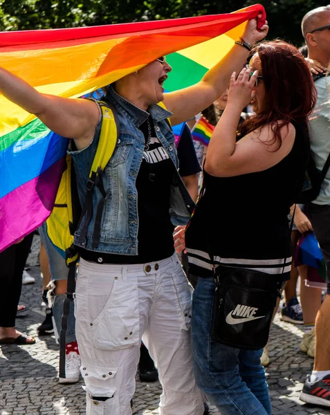 Pareja Lesbianas Celebran Amor Durante Marcha Del Orgullo Europa —  Fotos de Stock